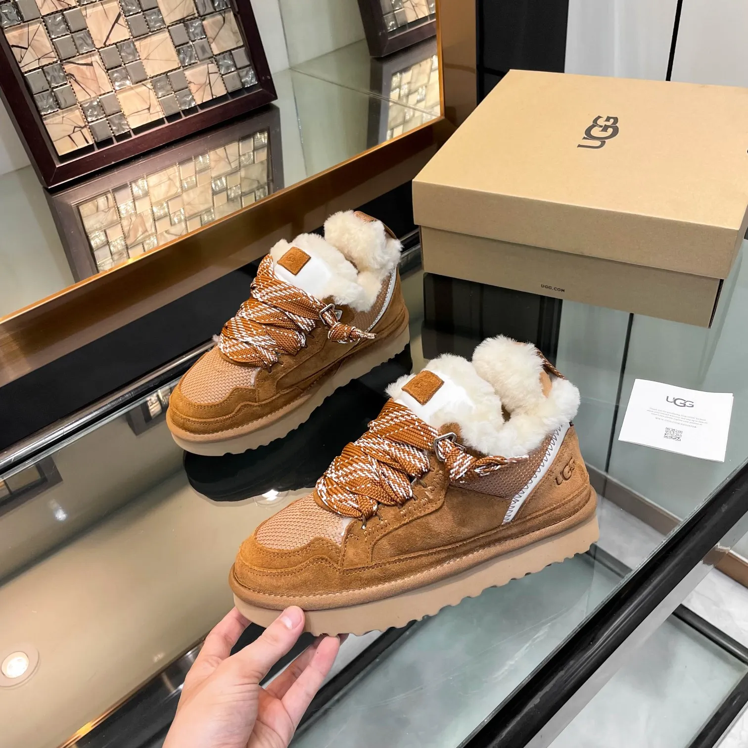 Men's men's shoes pP580! UGG~25vs popular platform thick-soled casual shoes series... [Round-toe thick-soled casual shoes] A shoe that does not clash with shirts, simple partition design ➕ spotted outsole, silk curls on the upper, a must-have for autumn and winter, can be worn with any pants or skirt, very comfortable and beautiful on the feet... ❶Material: Original customized cow ➕Breathable mesh ❷Inner lining: Original customized wool ❸ Foot pads: Original customized sheepskin ❹Outsole: Original molded wear-resistant velvet foam outsole ❺Number of codes: 35-41 ❻Packaging: Original full set of packaging ☀Color: Official website updated simultaneously